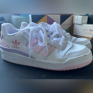 Adidas forum low women’s size 8